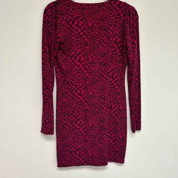 Diane Von Furstenberg magenta pebble print
Reina shift dress Size 2 DVF - Picture 8 of 10